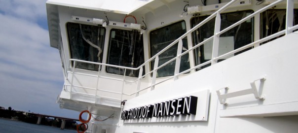 Rótulo con letras coróreas en barco